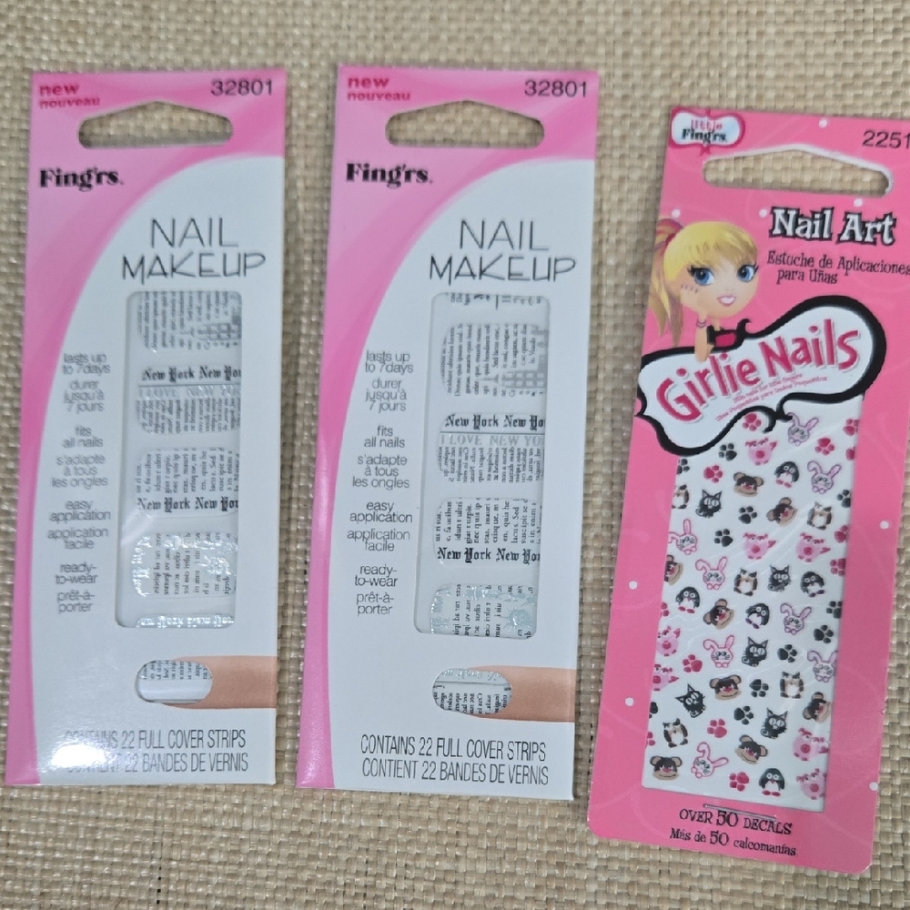 Fing’rs Nail Makeup Press-On Strips — Pink & White Newspaper Print